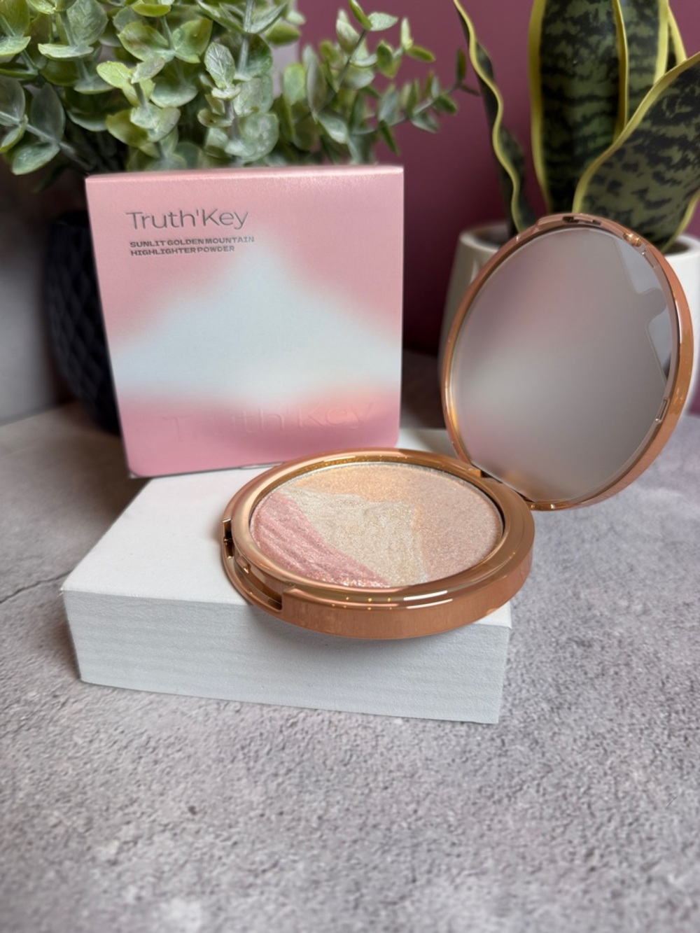 Truth Pink & Champagne Illuminating Highlighter Compact